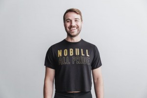 Nobull Boxy Tee (Pride) T-shirts Herren Schwarz Gold | EMBH-28710